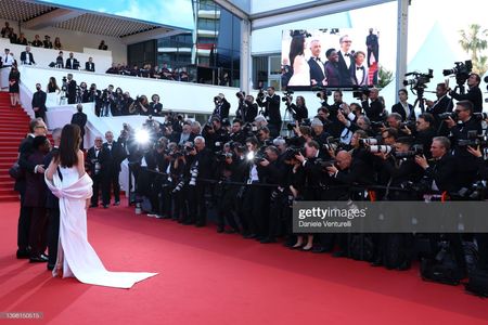 CANNES, FRANCE - MAY 19: Jeremy Strong, Director James Gray, Michael Banks Repeta, Jaylin Webb and Anne Hathaway attend 
