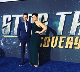 Kenneth Mitchell and Mary Chieffo in Star Trek: Discovery (2017)