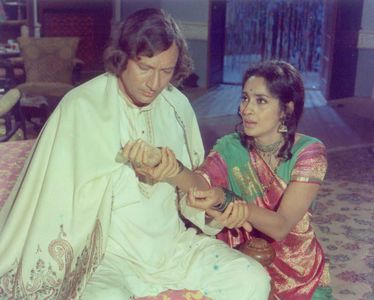 Vijay Anand and Nutan in Main Tulsi Tere Aangan Ki (1978)