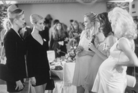 Mira Sorvino, Lisa Kudrow, Kristin Bauer van Straten, Julia Campbell, and Mia Cottet in Romy and Michele's High School R