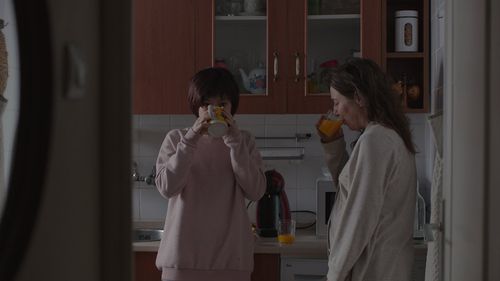 Lola Dueñas and Anna Castillo in Journey to a Mother's Room (2018)
