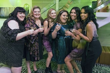 Susan Kelechi Watson, Chrissy Metz, Stephanie Ray, Caitlin Thompson, Angela Fornero, and Jill Johnson in This Is Us (201