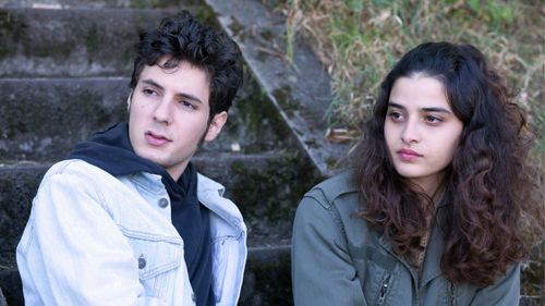 Vincent Lacoste and Manal Issa in Parisienne (2015)