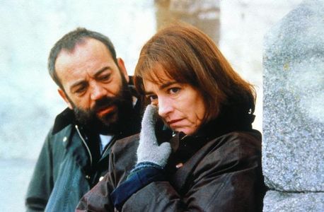 Carmen Maura and Tito Valverde in Sombras en una batalla (1993)