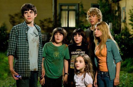 Ashley Tisdale, Carter Jenkins, Ashley Boettcher, Austin Butler, Henri Young, and Regan Young in Aliens in the Attic (20