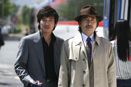 Cho Seung-woo and Yun-shik Baek in Tazza: The High Rollers (2006)
