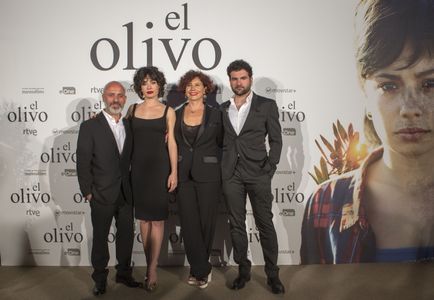 Icíar Bollaín, Javier Gutiérrez, Anna Castillo, and Pep Ambròs in The Olive Tree (2016)