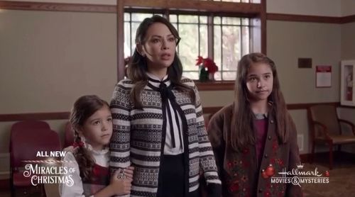 Still of Piper Rubio, Janel Parrish and Sadie Coleman in Holly & Ivy