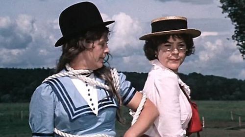 Larisa Golubkina and Alina Pokrovskaya in Troe v lodke, ne schitaya sobaki (1979)