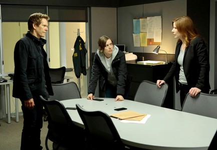 Kevin Bacon, Diane Neal, and Jessica Stroup in The Following (2013)