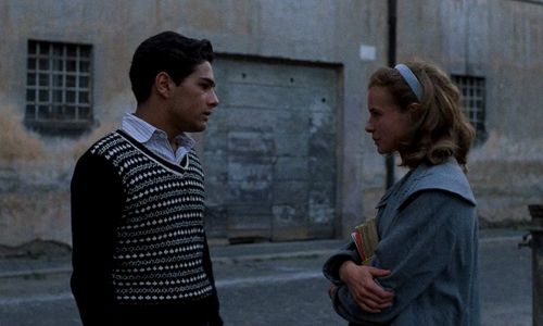 Marco Leonardi and Agnese Nano in Cinema Paradiso (1988)