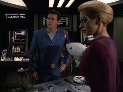 Jeri Ryan and Fritz Sperberg in Star Trek: Voyager (1995)