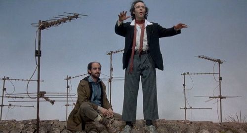 Roberto Benigni and Angelo Orlando in The Voice of the Moon (1990)