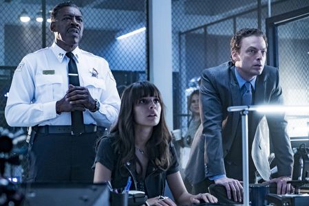 Ernie Hudson, Justin Kirk, and Caitlin Stasey in APB (2017)