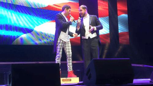 Johnny Ray and Eddie Noel sing 'Borinquen Mío' in 'Esto Si Es Un Show'