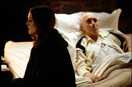 Julianne Moore and Jason Robards in Magnolia (1999)