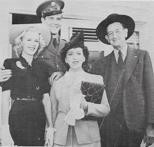 Robert Conway, June Weaver, Leon Weaver, and Maris Wrixon in The Old Homestead (1942)