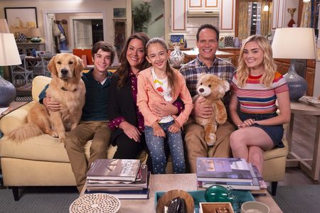 Diedrich Bader, Katy Mixon, Daniel DiMaggio, Meg Donnelly, and Julia Butters in American Housewife (2016)