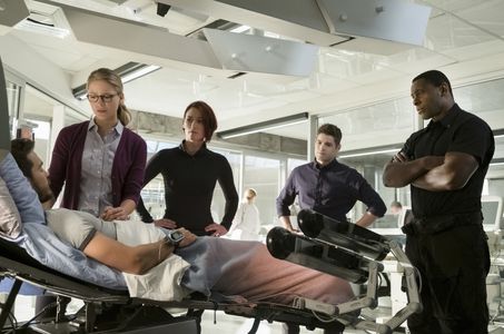 David Harewood, Chyler Leigh, Melissa Benoist, Jeremy Jordan, and Chris Wood in Supergirl (2015)