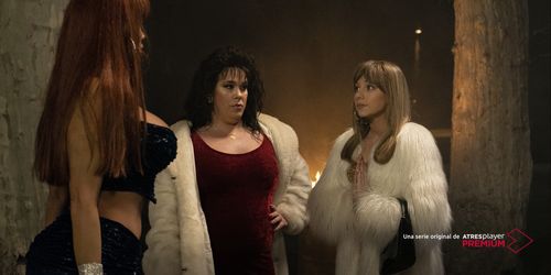 Daniela Santiago, Desirée Rodríguez, and Ester Expósito in Veneno (2020)