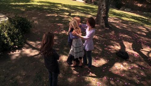 Jennifer Love Hewitt, Mika Boorem, and Amy Pietz in Ghost Whisperer (2005)