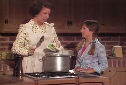 Pamelyn Ferdin and Mary Wickes in Sigmund and the Sea Monsters (1973)