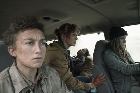 Jenna Elfman, Danay Garcia, Bailey Gavulic, and Ethan Suess in Fear the Walking Dead (2015)