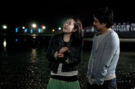 Seung-woo Kim and Hyun-Jung Go in Woman on the Beach (2006)