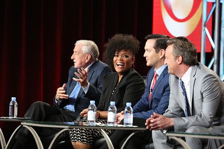 Matthew Perry, Garry Marshall, Thomas Lennon, and Yvette Nicole Brown in The Odd Couple (2015)