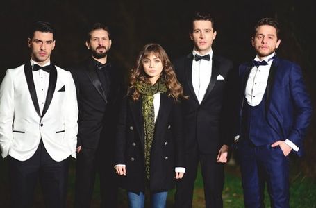 Damla Sönmez, Ushan Çakir, Sercan Badur, Uraz Kaygilaroglu, and Aras Aydin in Masum Degiliz (2018)