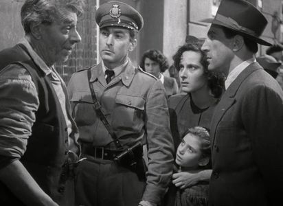 Arnoldo Foà, Fausta Mazzucchelli, Luisa Rossi, Aldo Silvani, and Alfredo Varelli in Stranger on the Prowl (1952)