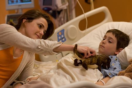 Keri Russell and Diego Velazquez in Extraordinary Measures (2010)