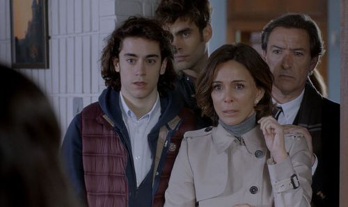 Lydia Bosch, Ginés García Millán, Jon Kortajarena, and Oriol Puig Grau in La verdad (2018)
