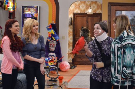 Penny Marshall, Cindy Williams, Jennette McCurdy, and Ariana Grande in Sam & Cat (2013)