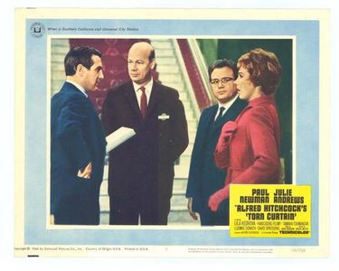 Paul Newman, Julie Andrews, Peter Bourne, and Günter Strack in Torn Curtain (1966)