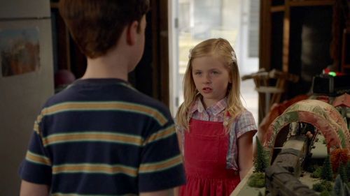 Ella Allan, Mia Allan, and Iain Armitage in Young Sheldon (2017)