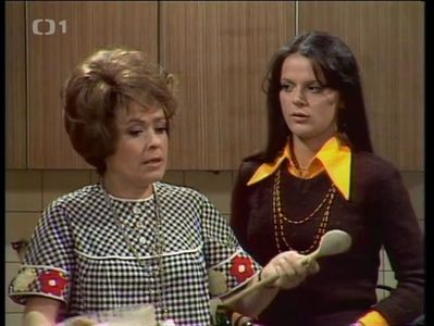 Jirina Bohdalová and Tatjana Medvecká in Zenich uvízl (1976)