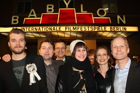 Sarah Boberg, Niels Arden Oplev, Jens Jørn Spottag, Rosalinde Mynster, and Pilou Asbæk in Worlds Apart (2008)