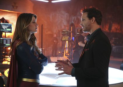 Peter Facinelli and Melissa Benoist in Supergirl (2015)