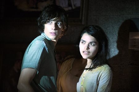 Devon Bostick and Eve Harlow in The 100 (2014)