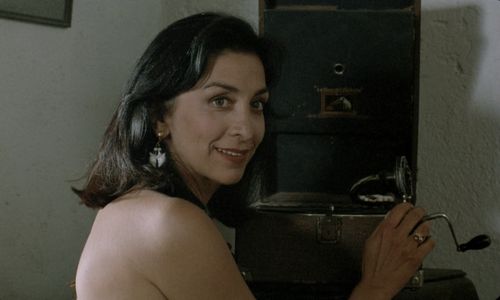 Anna Bonaiuto in The Postman (1994)