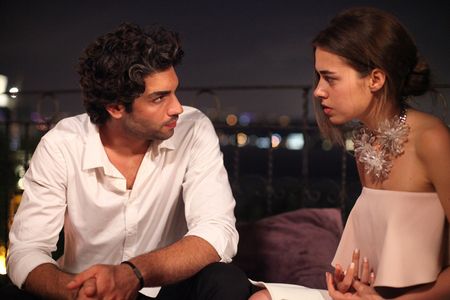 Sükrü Özyildiz and Bensu Soral in Tatli Küçük Yalancilar (2015)