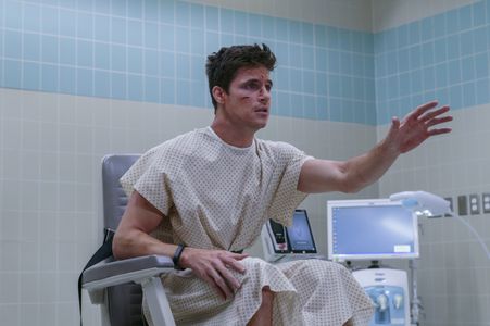 Robbie Amell in Upload (2020)