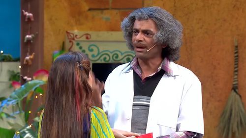 Sunil Grover and Sumona Chakravarti in The Kapil Sharma Show (2016)