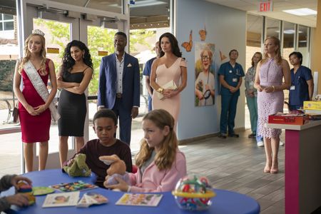 Catherine Zeta-Jones, Teagle F. Bougere, Molly Price, Rana Roy, and Belle Shouse in Queen America (2018)