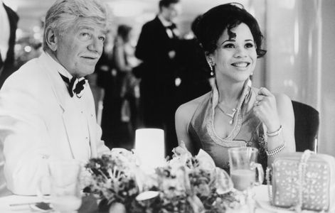 Seymour Cassel and Rosie Perez in It Could Happen to You (1994)