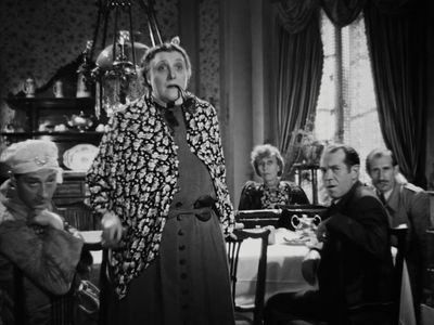 Pierre Larquey, Maximilienne, Noël Roquevert, Odette Talazac, and Jean Tissier in The Murderer Lives at Number 21 (1942)