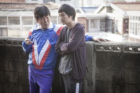 Park Hae-il and Je-mun Yun in Boomerang Family (2013)