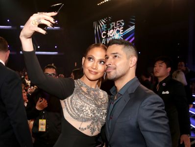 Jennifer Lopez and Wilmer Valderrama at an event for The 43rd Annual People's Choice Awards (2017)