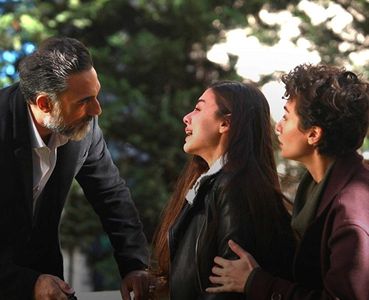 Selim Bayraktar, Birce Akalay, and Aslihan Malbora in Aglama Anne (2018)